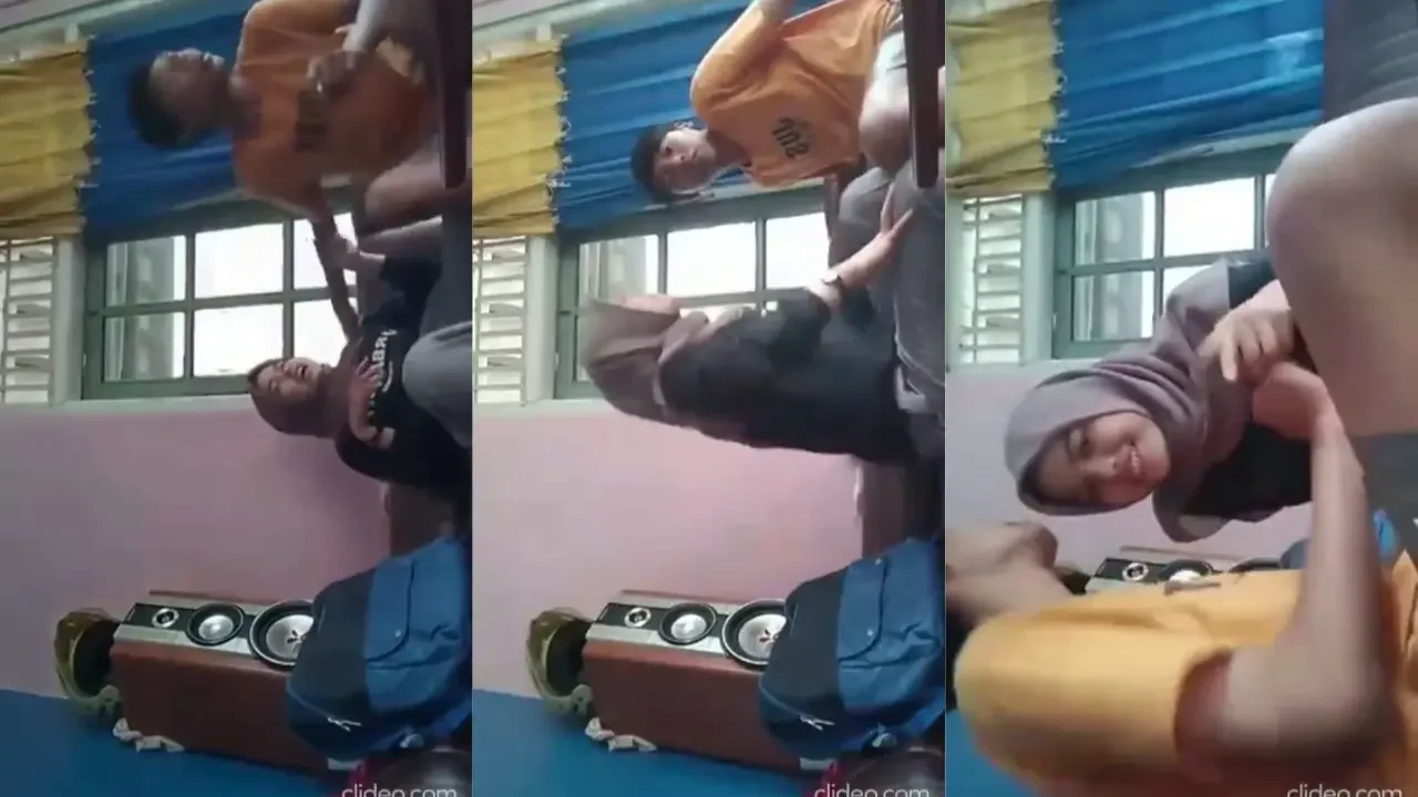Pulang sekolah bukannya pulang malah cek sound poster